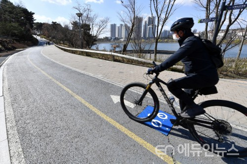 광교호수공원 내 자전거길에서 한 시민이 자전거를 타고 있다(사진제공=수원시)