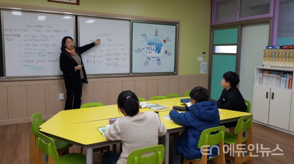 지동초등학교에서 다문화가정 아이들이 한국어수업을 하고 있다(사진제공=수원시)