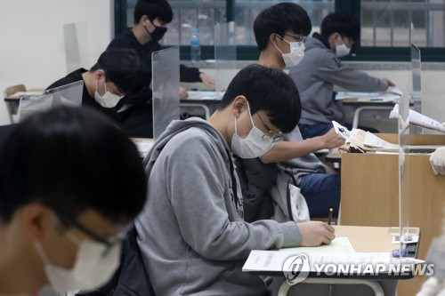 2021 수능 모의고사 현장에서 컴퓨터용 싸인펜으로 마킹하고 있는 한 수험생 모습. 사진 연합뉴스
