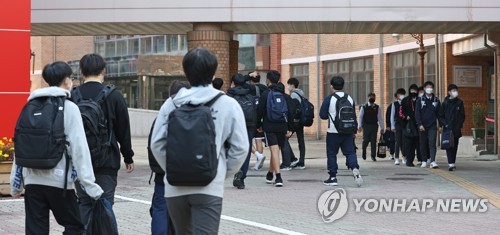 등교하는 학생들 모습. 사진 연합뉴스