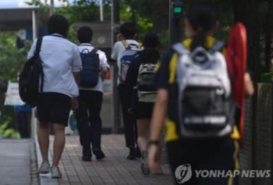 등교하는 중학생들 모습. 사진 연합뉴스