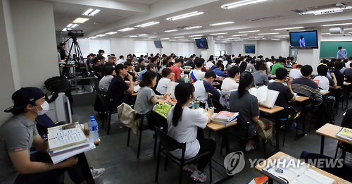 노량진 고시학원에서 수업을 듣고 있는 예비 임용생들.  사진 연합뉴스