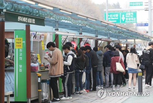 노량진 공무원 학원가에서 수험생들이 컵밥을 먹고 있다. 사진 연합뉴스