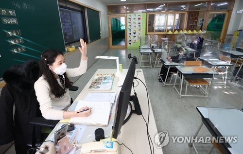 빈 교실에서 홀로 원격수업 진행 중인 교사의 모습. 사진 연합뉴스