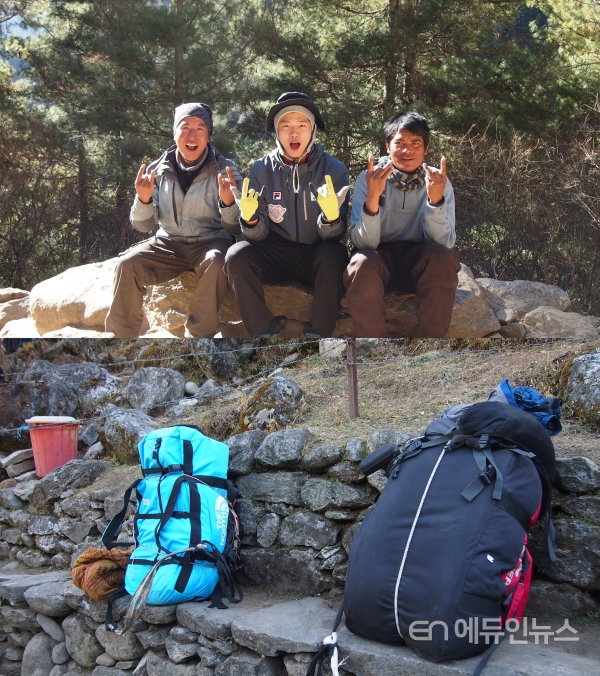 2015.02. 히말라야 등반을 하면서 가족처럼 우리를 챙겨준 길루(좌)와 빠상(우)과 함께. 그들은 우리의 무거운 장비와 식량을 대신해서 들어주기도 했다. (사진=장도영)