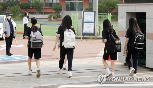 서울시 중학교 학생들이 등교하는 모습. 사진 연합뉴스