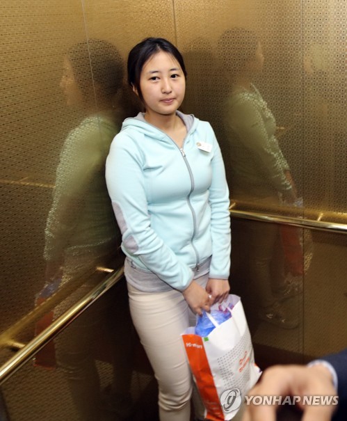 2017년 6월 3일 구속영장이 기각된 후, 엘리베이터 에 탑승한 정유라 씨 모습. 사진 연합뉴스