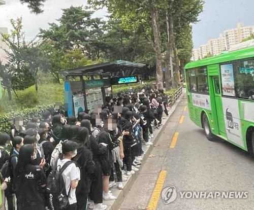 6일 오후 4시10분께 서울 모 고교 부근 버스정류장에 수업을 마치고 하교하는 학생들이 한꺼번에 몰려 북새통을 이루는 모습, 해당 사진을 요청한 학생은 이러한 모순된 정부 거리두기 방역지침에 일침을 가했다. 사진=연합