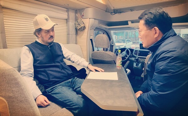 이동용 JFKN 방송실에서 인터뷰 