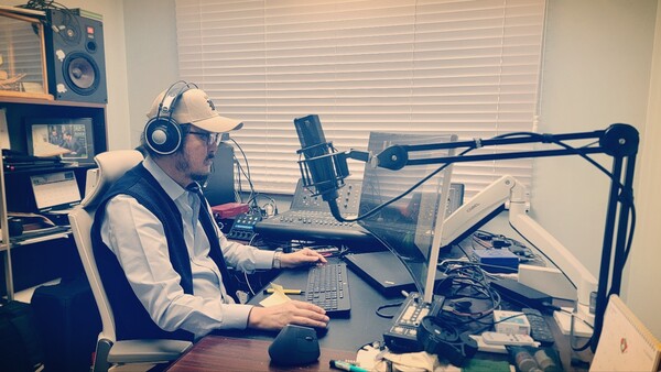 JFKN 본사 방송실에서