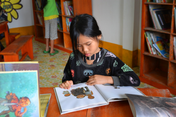희망드림 활동영어로 번역한 한국 동화책 제공